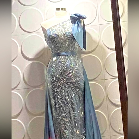 Dresses & Skirts - Formal woman dress size 6 .Blue and silver